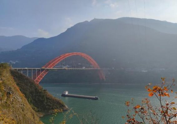 巫山冬季旅游：红叶映江水，三峡风光引客来