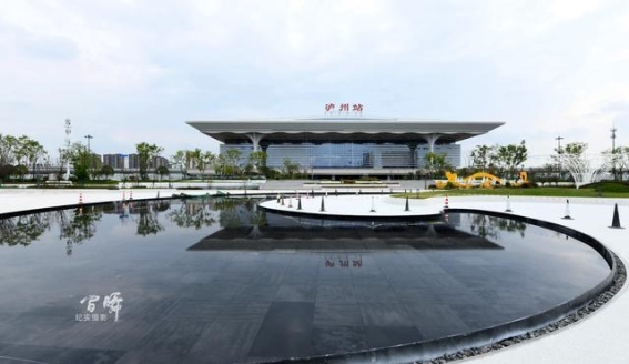 泸州高铁站前广场的光影魅力，展现酒城新风貌