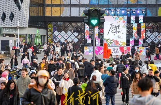 济南春意盎然，市民在暖阳中漫步享受春光