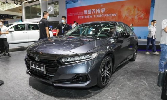 B级车价格大降，宝马3系降价超11万，奔驰C级更是降幅50%