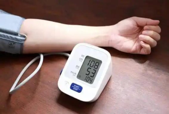 春暖花开，医生提醒高血压患者远离这三件事，保健康防意外