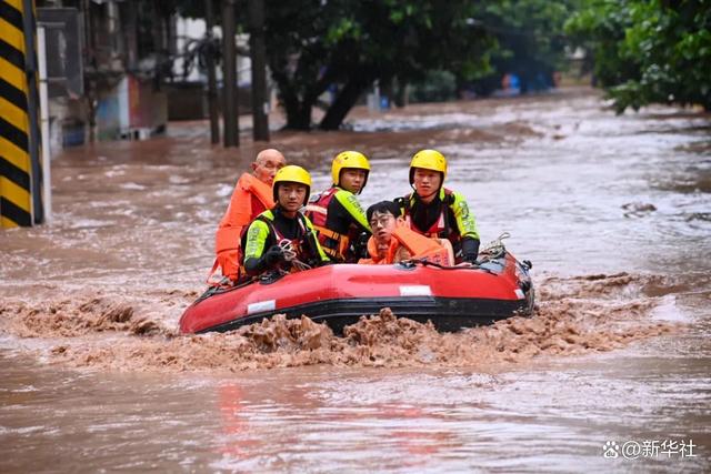 7月4日，重庆万州区五桥街道，消防救援人员用冲锋舟救援转运被困群众。新华社发（冉孟军摄）
