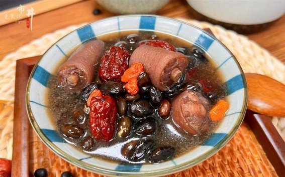 冬季养生之道：美味黑豆猪尾元气汤