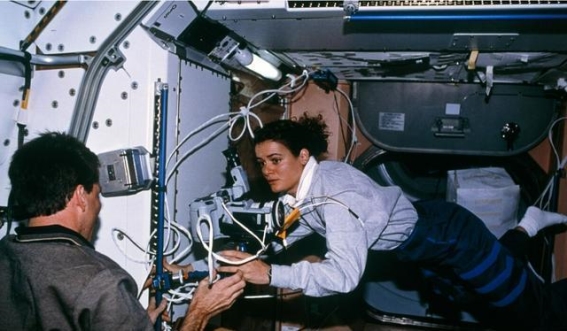 太空征程中的女性：避孕药背后的探索与挑战