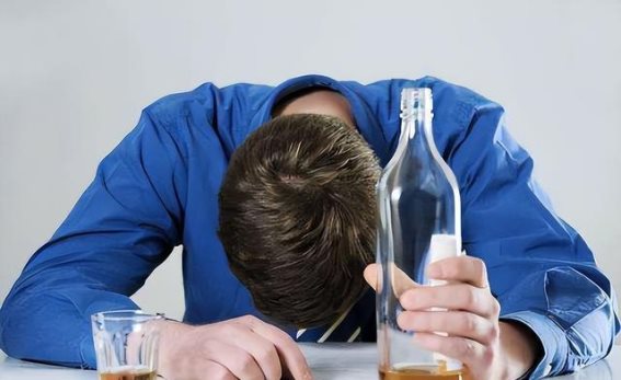 醒目警示：常饮者身体的4大预警信号，酒精肝或已悄然而至
