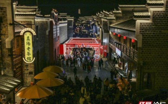 红运当头丨漫步明清古巷夜，领略岁月沉淀的光影魅力