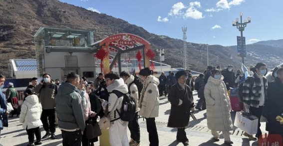 春运首日“65+”旅游团踏雪川西，感受川西冰雪大世界的魅力