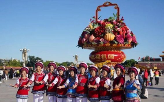 天安门广场的“祝福祖国”花篮：繁花似锦的爱国盛宴