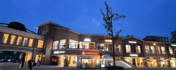 成都奥特莱斯：光影交织的建筑艺术与购物体验