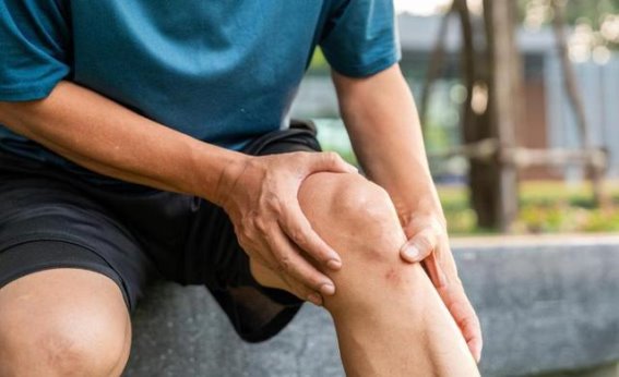 肝脏出现病变，腿部先察觉？医生提醒：这三种腿部症状可能是肝脏发出的信号