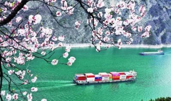春光映巫峡，花开江水间
