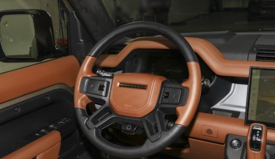 路虎卫士OCTA版国内实车亮相：极致性能与豪华设计的完美融合