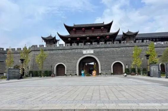 大庸古城：20亿投入、5亿亏损，背后为何难以吸引游客？