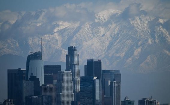 洛杉矶的雪山远景：都市与自然的完美融合