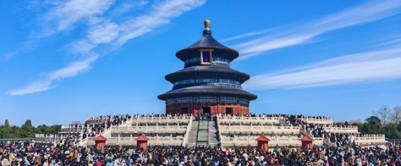 清明假期，北京市属公园迎来游客热潮：探寻春光与历史的双重魅力