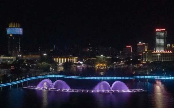 肇庆牌坊广场音乐喷泉：回忆与浪漫交织的光影