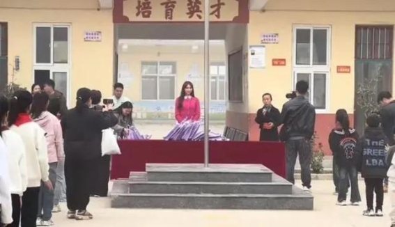 林志玲现身河南看望帮扶小学，捐赠60万助学显大爱
