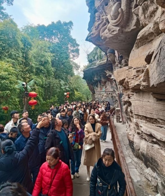 大足石刻景区举办女性游客免费参观活动，庆祝国际妇女节