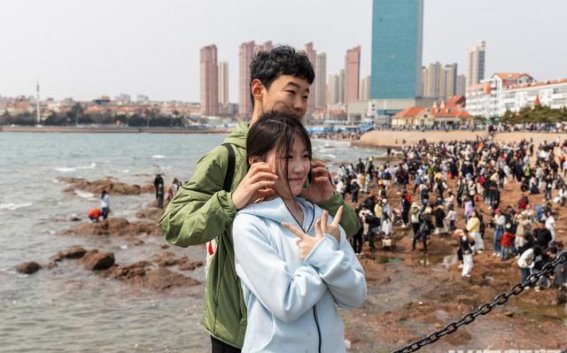 栈桥春日潮：海风中的青岛魅力