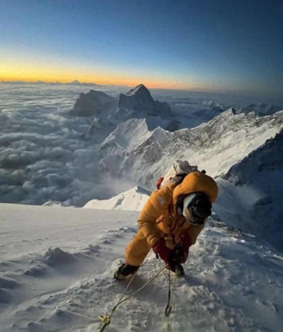 珠穆朗玛峰登山拥堵事件：商业化背后的挑战与反思