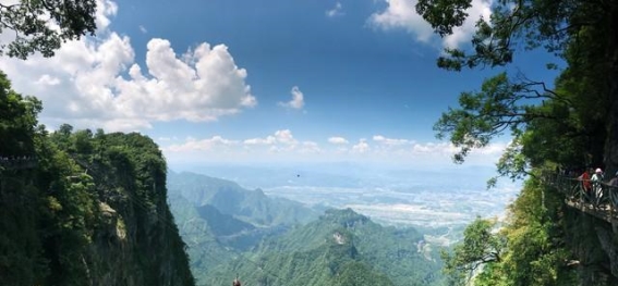 天门山索道：云端奇遇，极致冒险之旅
