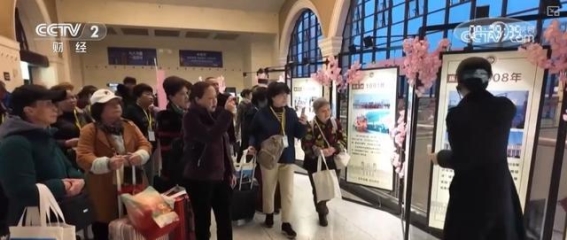 清明假期短途旅游热潮：高铁专列与银发列车助力春日出行