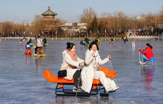 什刹海冰场：温暖冬日里的冰雪之旅