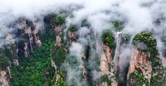 张家界百龙天梯极限荡绳挑战：飞跃山谷的极限之旅