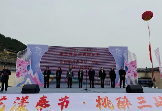 春风中桃花如醉，三峡黄桃花节展现乡村振兴新风貌