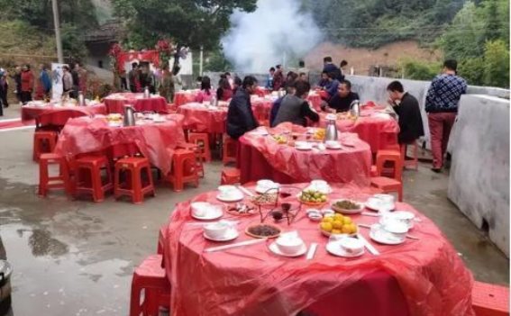 雨中酒席，水中乐章：湖南男子办“流水席”，网友点赞人情味