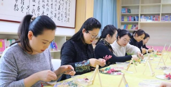 市中区实验小学女教师创意手作活动：在传统与艺术中绽放芳华