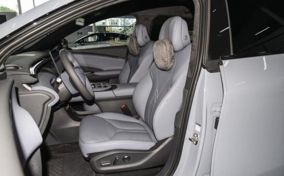 小鹏G7实车现身开启预售，向Model Y发起智能纯电SUV挑战