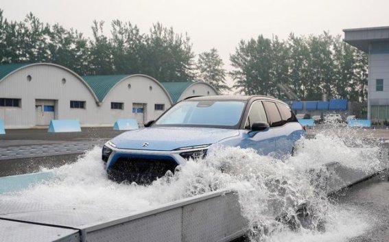 四川暴雨中的新能源汽车表现：远超燃油车的应急能力