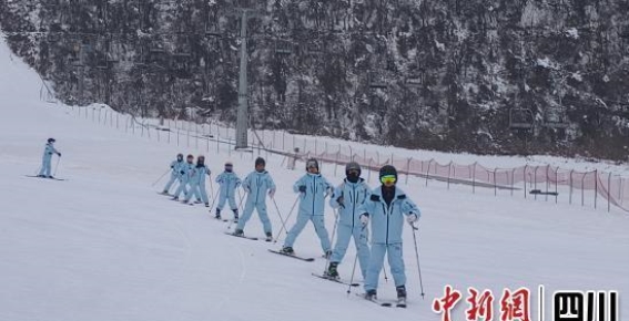 冬游四川，西岭雪山滑雪季正式开启，冰雪狂欢等你来挑战