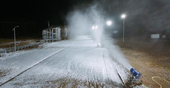 探秘人工造雪的背后：滑雪场如何打造完美雪道