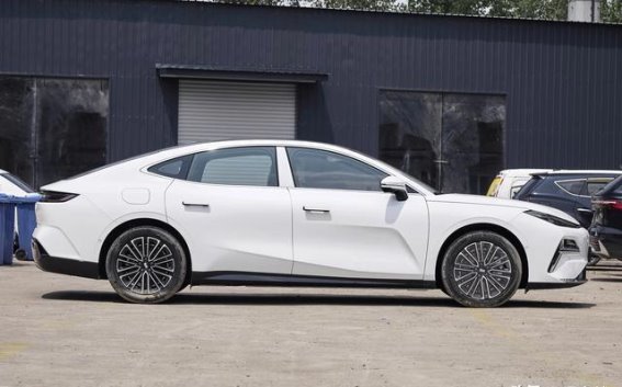 吉利银河星耀8破局中大型新能源市场，性价比引领潮流