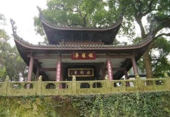 西湖亭台：穿越时光的记忆与风景