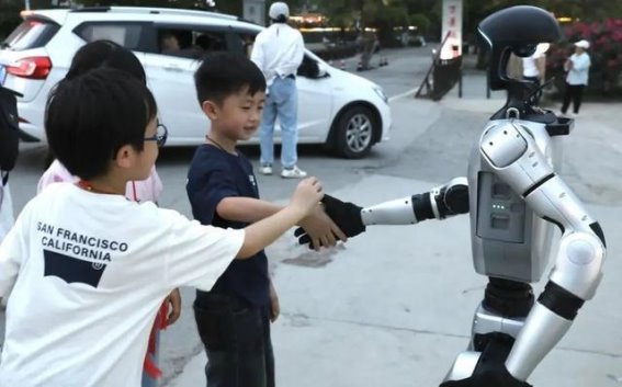 桂林阳朔遇龙河景区迎来科技新力量，人形机器人助力智能旅游