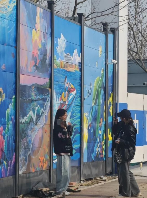 天津新晋打卡地，海洋文化围挡艺术引领城市新风尚