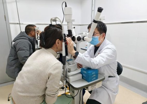 粉刺针误伤眼球险失明，医生妙手重获光明