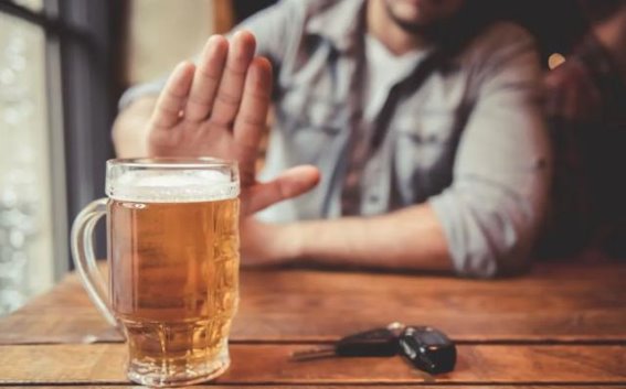 尿液中的3种异常，可能预示尿酸升高，医生提醒：避免这10类食物