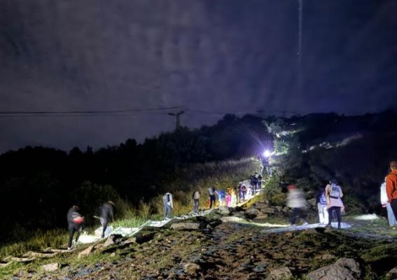 夜爬灵山成为网红打卡地：探究隐患与生态破坏