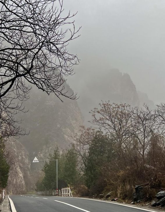 雨后北京，云开雾散，蓝天如洗