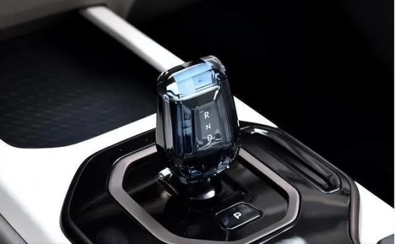 吉利ICON“以价换量”：一款年轻人青睐的小型SUV