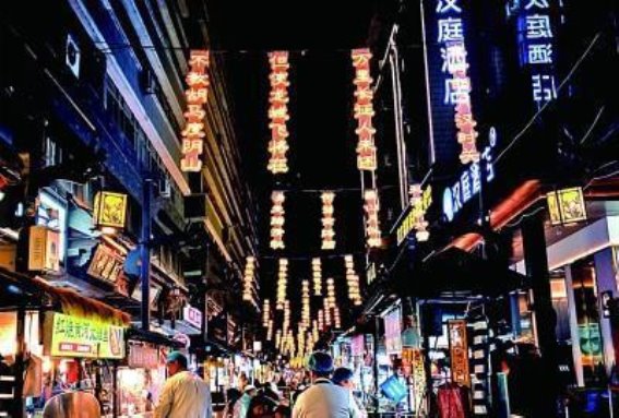 甘肃兰州张掖路中山桥商圈的活力复兴：传统与现代的碰撞