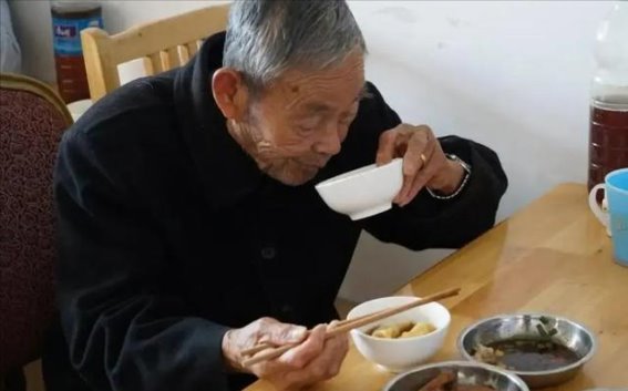 肾脏警示：四种食物对肾功能的潜在威胁与生活调整建议