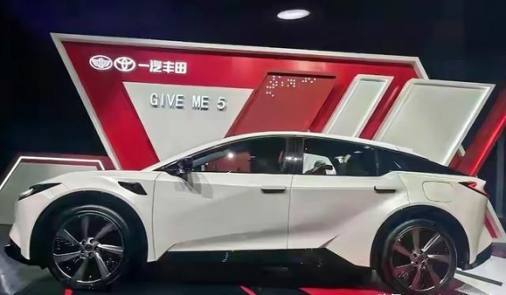 选择一汽丰田bZ5，给爸爸的第一辆新能源车