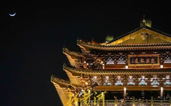 济南大年初五的璀璨夜晚：超然楼亮灯与木星伴月