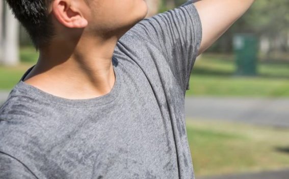 头背频繁出汗，湿热作怪！2个调理方法+1个穴位助你轻松解决