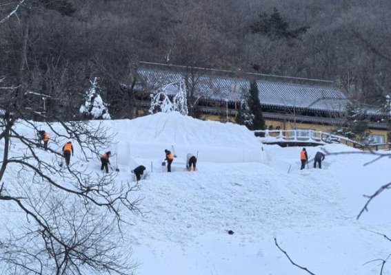 2025千山冰雪千灯祈愿节：璀璨冰雪与灯光交织，冬日奇景渐成型